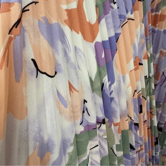 Astr the Label Blythe Floral Plisse Midi Dress. Size M - Picture 7 of 9